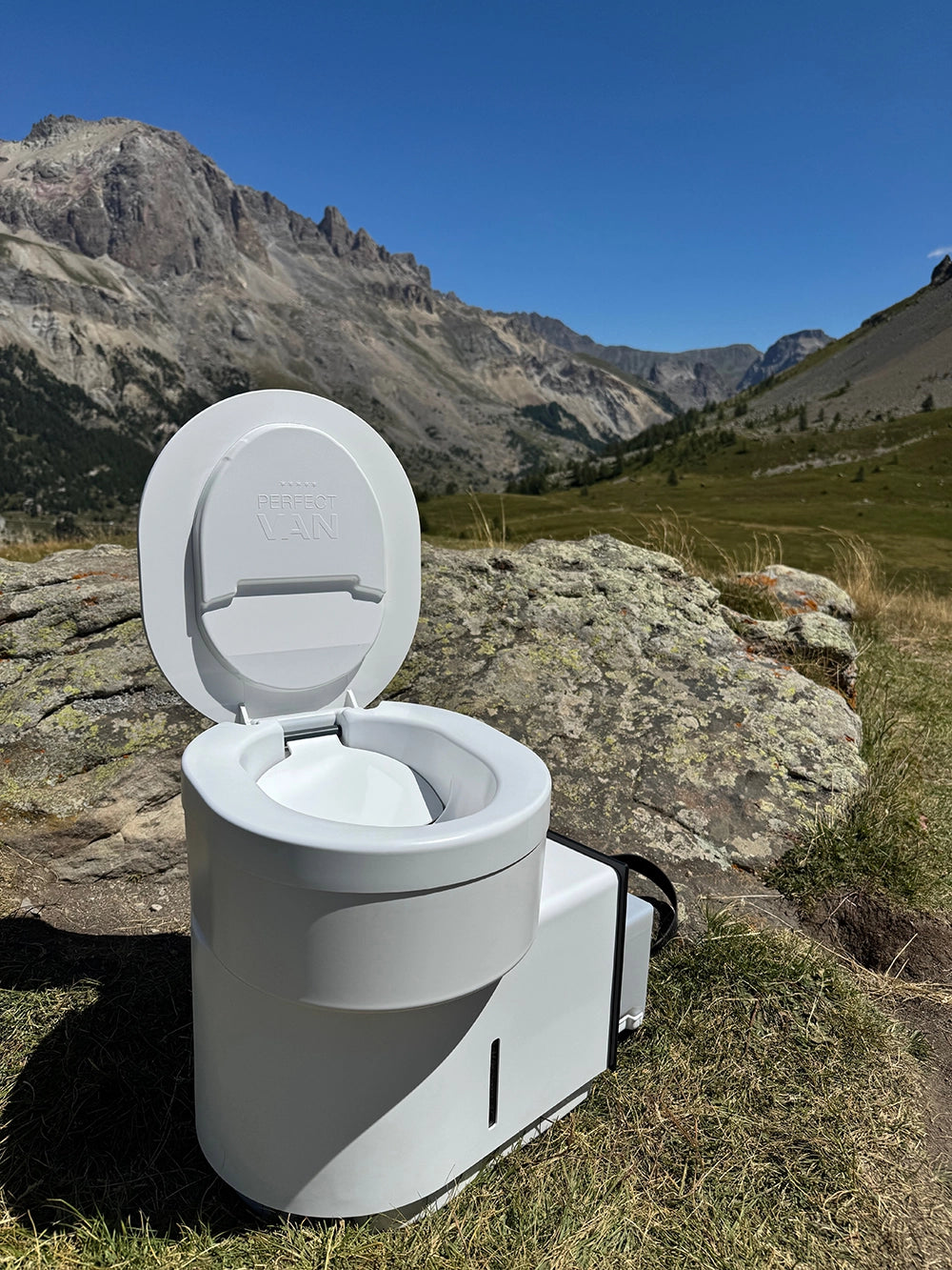 Perfect Van Trenntoilette vor Berglandschaft