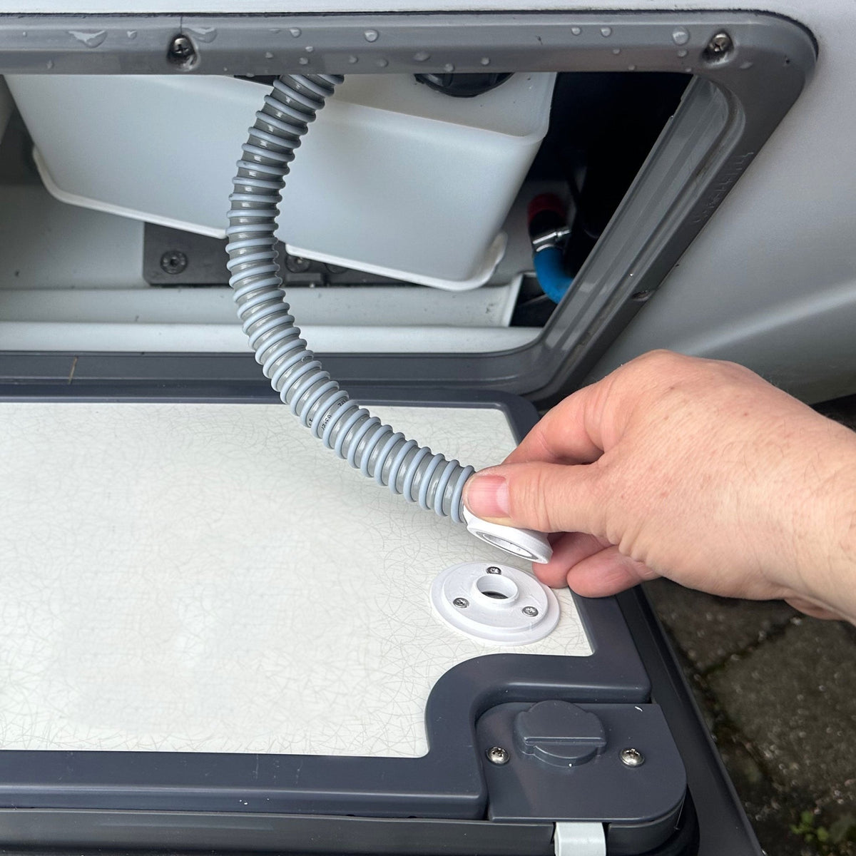 Perfect Van Door-Connect für Lüfter für Trenntoilette im Wohnmobil Anschluss an der Klappe mit Magnet