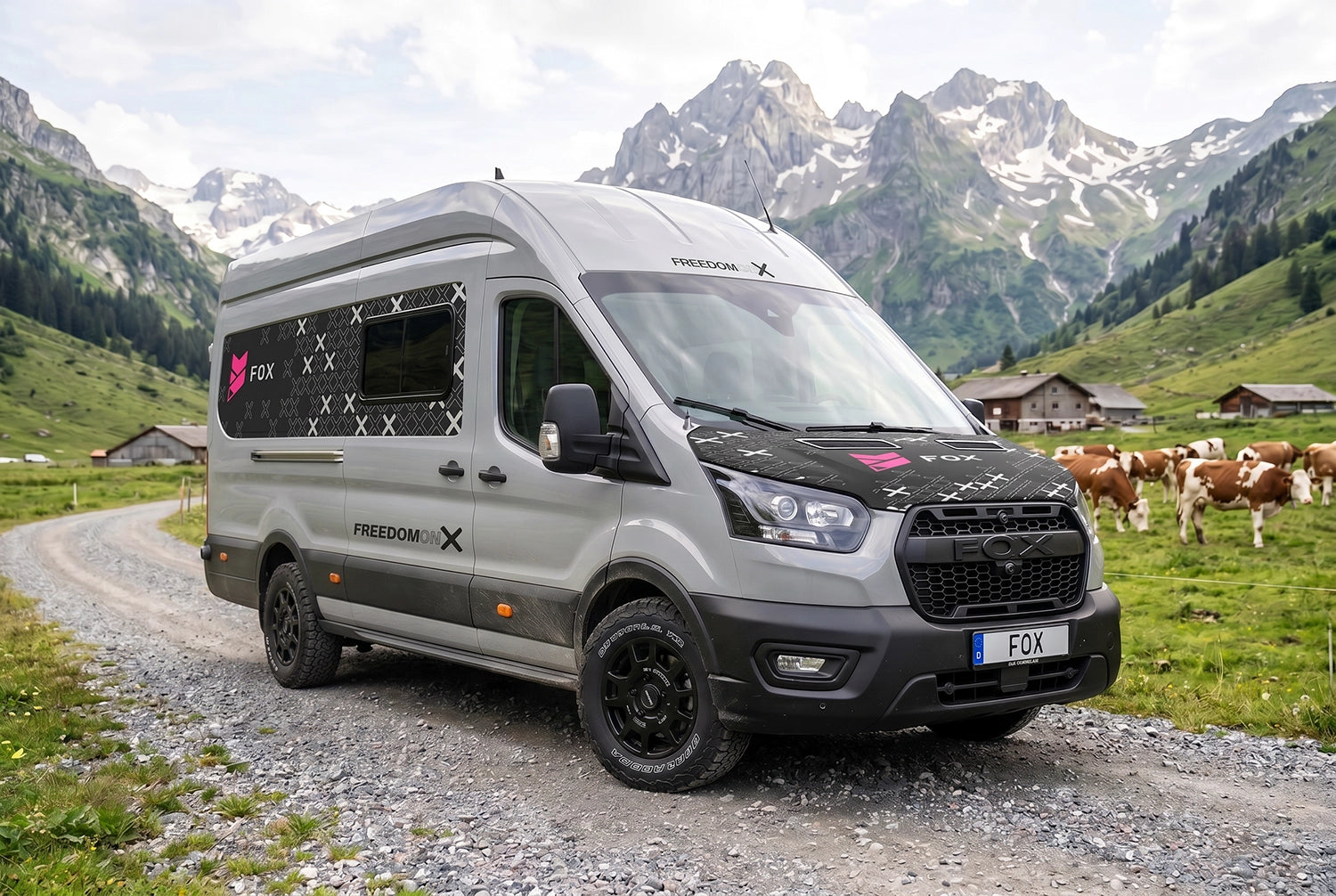 Perfect Van der Perfect Fox Camper Van in Berglandschaft mit Kühen - Generiert mit Adobe Firefly