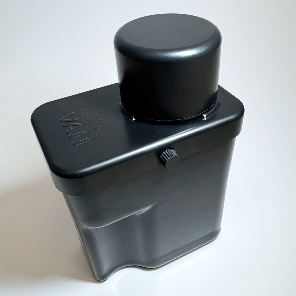 Perfect Van mit Fidlock Halterung für den Streu Streuer für Trenntoiletten